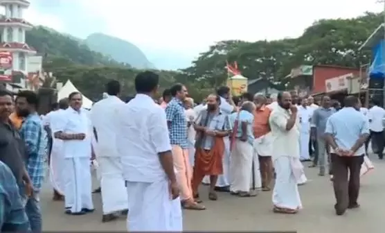 മൂന്നാറില്‍ അതിജീവന പോരാട്ടവേദി ദേശീയ പാത ഉപരോധിക്കുന്നു  