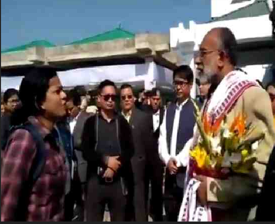 വിവിഐപികളുടെ സൌകര്യത്തിന് ഫ്ലൈറ്റിന്റെ സമയക്രമം; കണ്ണന്താനത്തോട് കയര്‍ത്ത് യുവതി