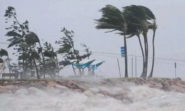 ഓഖി ഗുജറാത്തിലേക്ക്; 48 മണിക്കൂറിനുള്ളില്‍ വേഗം കുറയും