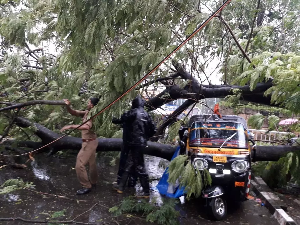 ഓഖി ചുഴലിക്കാറ്റിന്റെ ശക്തി ക്ഷയിക്കുന്നു; 48 മണിക്കൂറിനുളളിൽ ദുർബലമാകും