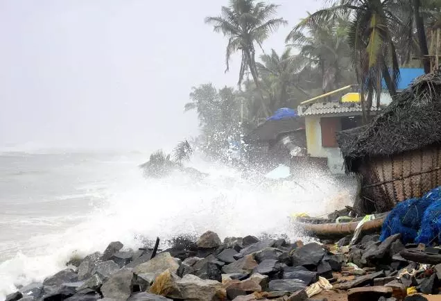 തീരദേശം പട്ടിണിയില്; വീടും വള്ളവും യന്ത്രങ്ങളും നശിച്ചു തീരദേശം പട്ടിണിയില്; വീടും വള്ളവും യന്ത്രങ്ങളും നശിച്ചു