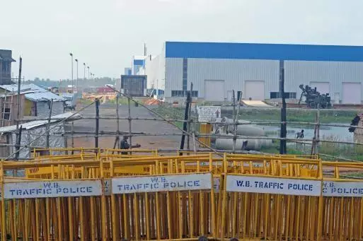 ഒന്നരപ്പതിറ്റാണ്ടിനു ശേഷവും തെരഞ്ഞെടുപ്പില് നിറഞ്ഞ് സിംഗൂരിലെ ടാറ്റ കാര് ഫാക്ടറി ഒന്നരപ്പതിറ്റാണ്ടിനു ശേഷവും തെരഞ്ഞെടുപ്പില് നിറഞ്ഞ് സിംഗൂരിലെ ടാറ്റ കാര് ഫാക്ടറി