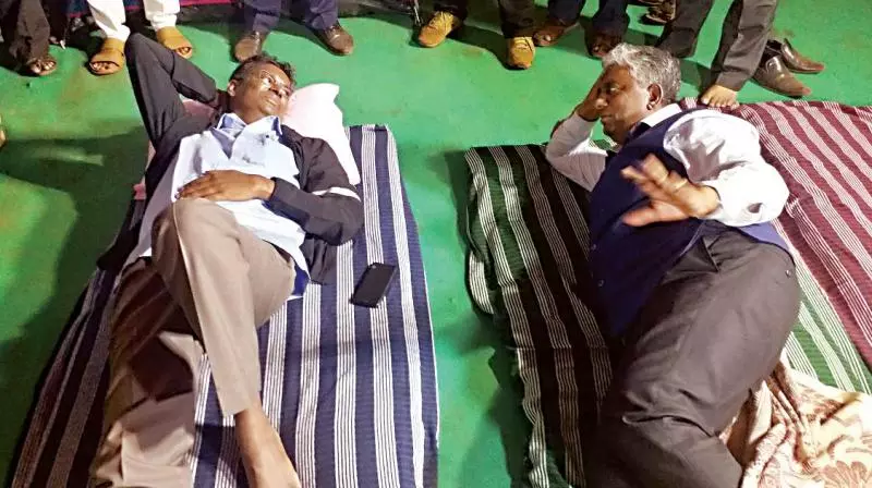 അന്ധവിശ്വാസമകറ്റാന്‍ കര്‍ണ്ണാടക മുന്‍മന്ത്രി ശ്മശാനത്തില്‍ അന്തിയുറങ്ങി