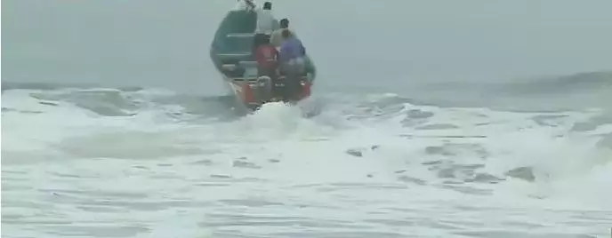 നിരന്തരം കടൽക്ഷോഭം: സമഗ്ര പാക്കേജിനായി ചെല്ലാനത്ത് നിരാഹാര സമരം നിരന്തരം കടൽക്ഷോഭം: സമഗ്ര പാക്കേജിനായി ചെല്ലാനത്ത് നിരാഹാര സമരം