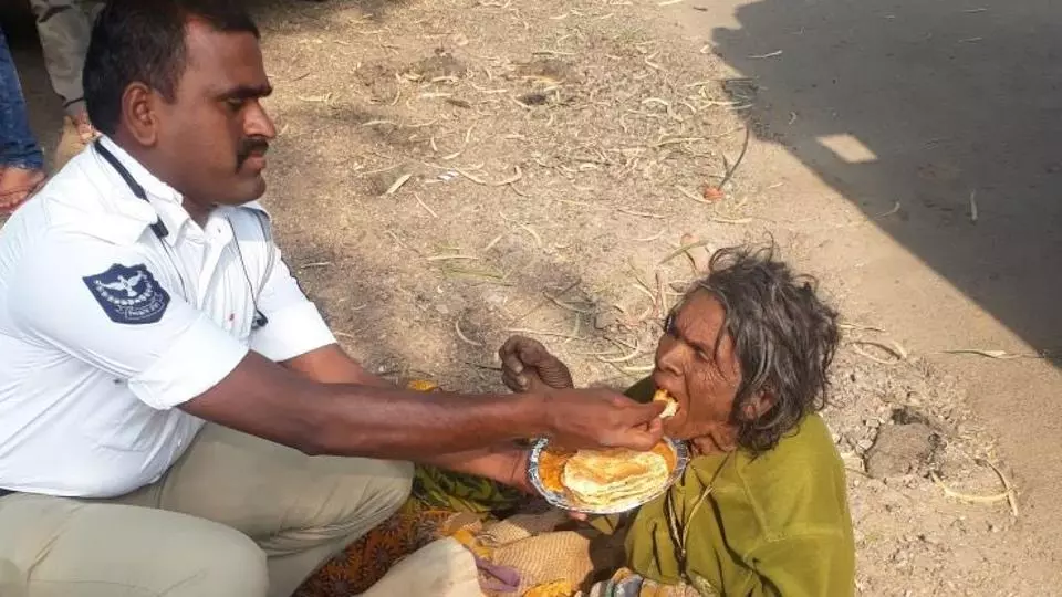 തെരുവിലലയുന്ന വയോധികയ്ക്ക് ഭക്ഷണം വാരിനല്കുന്ന ഹോം ഗാര്ഡ്; ചിത്രം വൈറലാകുന്നു തെരുവിലലയുന്ന വയോധികയ്ക്ക് ഭക്ഷണം വാരിനല്കുന്ന ഹോം ഗാര്ഡ്; ചിത്രം വൈറലാകുന്നു