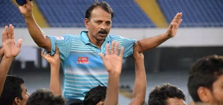 സന്തോഷ് ട്രോഫി: പരിശീലകന് സതീവന് നാട്ടുകാരുടെ ഊഷ്മള സ്വീകരണം സന്തോഷ് ട്രോഫി: പരിശീലകന് സതീവന് നാട്ടുകാരുടെ ഊഷ്മള സ്വീകരണം