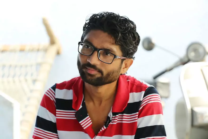 വിജയിച്ച് മണിക്കൂറുകള്ക്കുള്ളില് ജിഗ്നേഷ് മേവാനി ജോലി തുടങ്ങി വിജയിച്ച് മണിക്കൂറുകള്ക്കുള്ളില് ജിഗ്നേഷ് മേവാനി ജോലി തുടങ്ങി