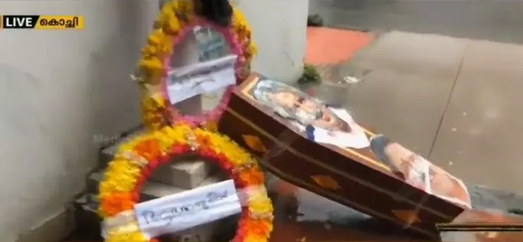 ഡിസിസി ഓഫീസിന് മുന്നില്‍ ശവപ്പെട്ടിയും റീത്തും: മൂന്ന് കെഎസ്‍യു പ്രവര്‍ത്തകര്‍ അറസ്റ്റില്‍