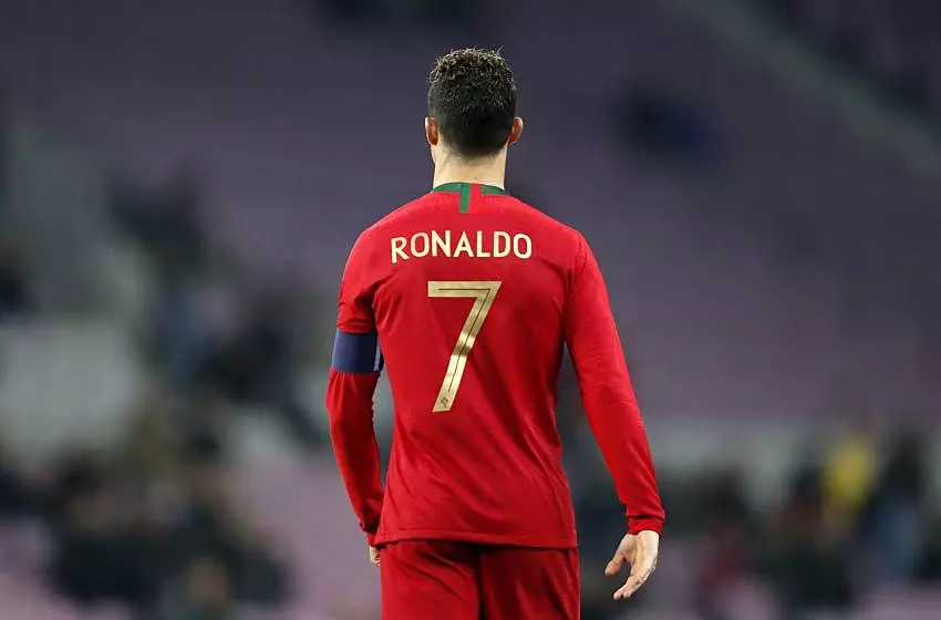 കിരീടത്തില് മുത്തമിട്ട് റോണോ ബൂട്ടഴിക്കുമോ ? കിരീടത്തില് മുത്തമിട്ട് റോണോ ബൂട്ടഴിക്കുമോ ?