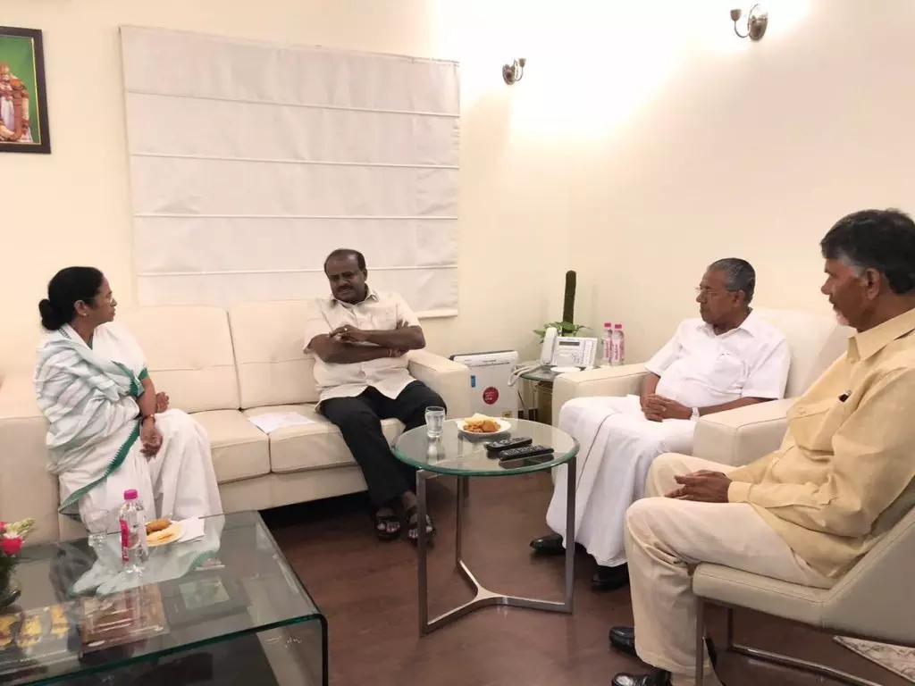 കെജ്രിവാളിന്റെ സമരത്തിന് പിന്തുണയറിയിച്ച് നാല് മുഖ്യമന്ത്രിമാര് കെജ്രിവാളിന്റെ സമരത്തിന് പിന്തുണയറിയിച്ച് നാല് മുഖ്യമന്ത്രിമാര്