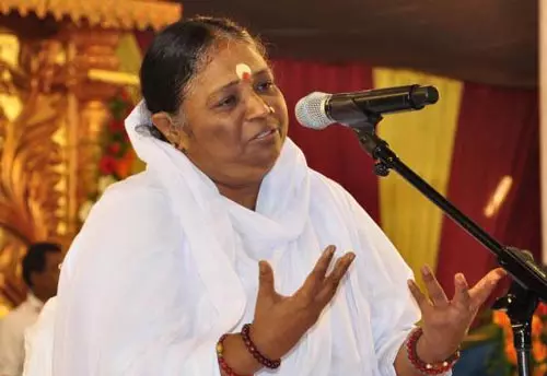 ദൈവം ബധിരനല്ല, വെടിക്കെട്ട് നിരോധിക്കണം: അമൃതാനന്ദമയി ദൈവം ബധിരനല്ല, വെടിക്കെട്ട് നിരോധിക്കണം: അമൃതാനന്ദമയി