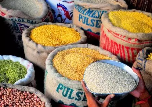 കോഴിക്കോട് പൂഴ്ത്തിവെച്ച ഭക്ഷ്യ ഉത്പന്നങ്ങള് പിടികൂടി കോഴിക്കോട് പൂഴ്ത്തിവെച്ച ഭക്ഷ്യ ഉത്പന്നങ്ങള് പിടികൂടി