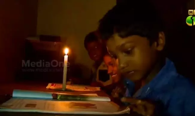 തെരുവുവിളക്കിന്റെ വെട്ടത്തില് പഠനവുമായി മക്കള്, ഒറ്റമുറിയില് ജീവിതം തള്ളി നീക്കി ജയശ്രീയും കുടുംബവും തെരുവുവിളക്കിന്റെ വെട്ടത്തില് പഠനവുമായി മക്കള്, ഒറ്റമുറിയില് ജീവിതം തള്ളി നീക്കി ജയശ്രീയും കുടുംബവും