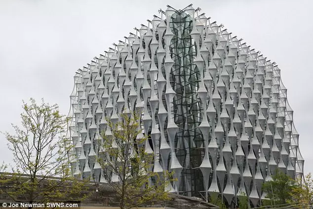 ബ്രിട്ടനിലെ പുതിയ അമേരിക്കന് എംബസി കെട്ടിടം പ്രവര്ത്തനമാരംഭിച്ചു ബ്രിട്ടനിലെ പുതിയ അമേരിക്കന് എംബസി കെട്ടിടം പ്രവര്ത്തനമാരംഭിച്ചു