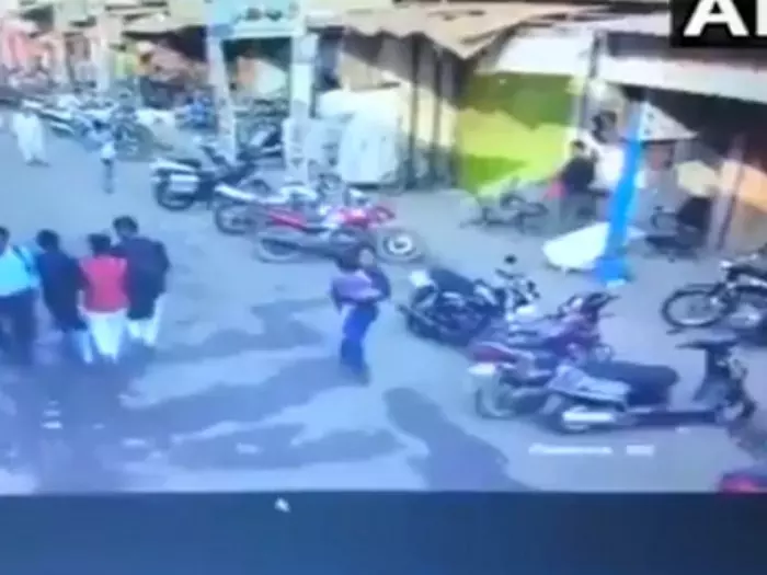 പിതാവിന്റെ കടയുടെ മുന്നില് കളിച്ചുകൊണ്ടിരിക്കുകയായിരുന്ന പെണ്കുട്ടിയെ തട്ടിക്കൊണ്ടുപോയി പിതാവിന്റെ കടയുടെ മുന്നില് കളിച്ചുകൊണ്ടിരിക്കുകയായിരുന്ന പെണ്കുട്ടിയെ തട്ടിക്കൊണ്ടുപോയി