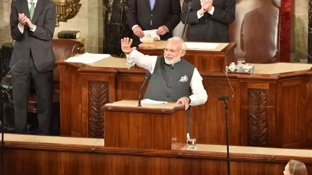 മോദിക്കായി പ്രസംഗം എഴുതി നല്‍കുന്നത് ആരൊക്കെ ?