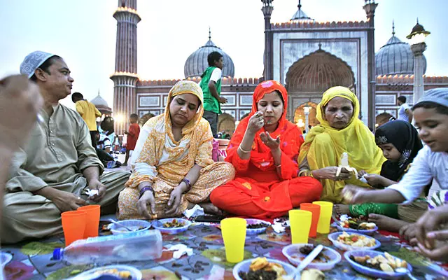 നോമ്പുതുറക്കാന് വിഭവങ്ങളുമായി വിശ്വാസികള് ജുമാമസ്ജിദിലെത്തുന്നു നോമ്പുതുറക്കാന് വിഭവങ്ങളുമായി വിശ്വാസികള് ജുമാമസ്ജിദിലെത്തുന്നു