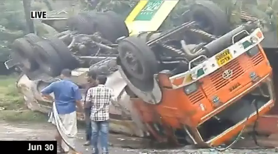 താനൂരില് ടാങ്കര് ലോറി മറിഞ്ഞു താനൂരില് ടാങ്കര് ലോറി മറിഞ്ഞു
