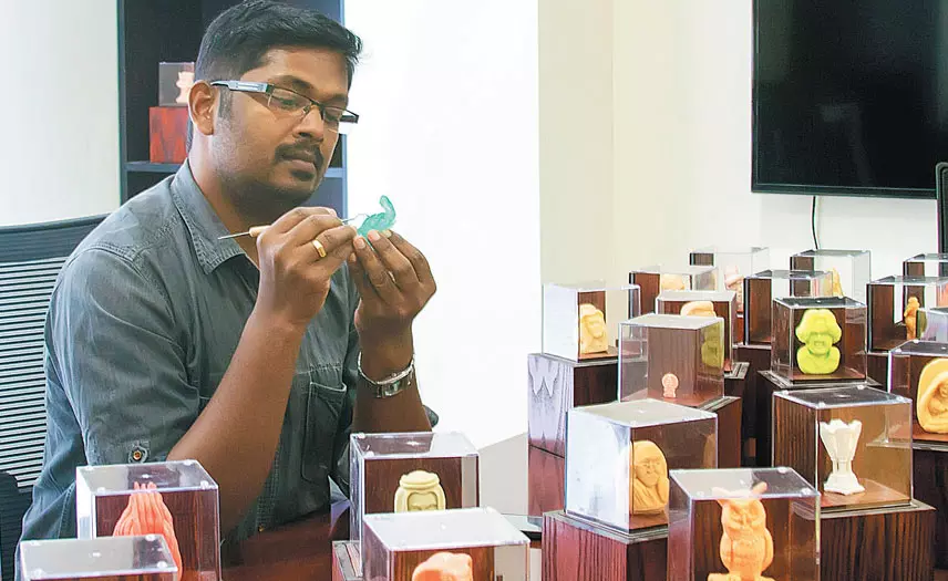 സുഗന്ധം പരത്തുന്ന ശില്പങ്ങളുമായി ബിജു ചന്ദ്രിക ഗംഗാധരന് സുഗന്ധം പരത്തുന്ന ശില്പങ്ങളുമായി ബിജു ചന്ദ്രിക ഗംഗാധരന്