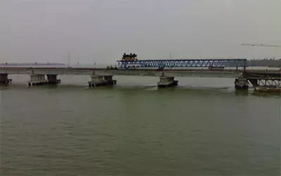 ട്രെയിന്‍ വരുന്നത് കണ്ട് ഭയന്നോടിയ റെയില്‍വെ ജീവനക്കാരന്‍ കായലില്‍ വീണു