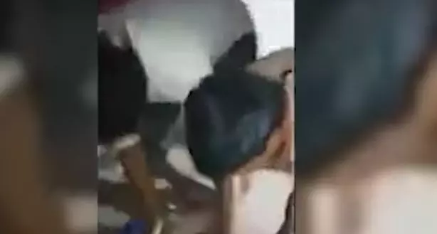 സൂപ്പര്താരത്തിന്റെ പോസ്റ്ററില് ചെരുപ്പുകൊണ്ട് അടിച്ചു; യുവാവിന് ആരാധകരുടെ ക്രൂരമര്ദനം സൂപ്പര്താരത്തിന്റെ പോസ്റ്ററില് ചെരുപ്പുകൊണ്ട് അടിച്ചു; യുവാവിന് ആരാധകരുടെ ക്രൂരമര്ദനം