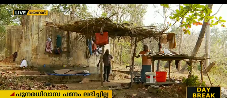 നരിമാന്തിക്കൊല്ലിയില്‍ കാട്ടിലേക്കു താമസം മാറ്റിയ ആദിവാസികളുടെ കുടിലുകള്‍ കാട്ടാന തകര്‍ത്തു