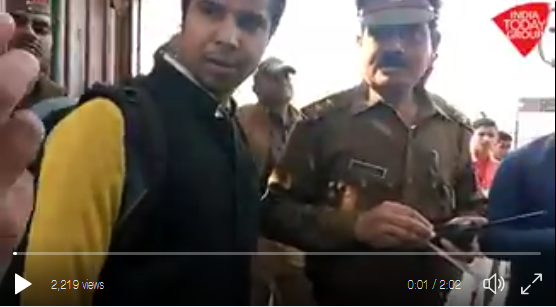 കറുത്ത വസ്ത്രം ധരിച്ച മാധ്യമപ്രവര്‍ത്തകരോട് കടക്ക് പുറത്തെന്ന്  യുപി പൊലീസ്