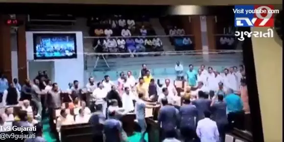 ഗുജറാത്ത് നിയമസഭയില് കോണ്ഗ്രസ് അംഗം ബിജെപി അംഗത്തെ മൈക്ക് ഊരി അടിച്ചു ഗുജറാത്ത് നിയമസഭയില് കോണ്ഗ്രസ് അംഗം ബിജെപി അംഗത്തെ മൈക്ക് ഊരി അടിച്ചു