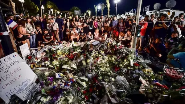 ഫ്രാന്സില് അടിയന്തരാവസ്ഥ മൂന്നു മാസത്തേക്ക് നീട്ടി ഫ്രാന്സില് അടിയന്തരാവസ്ഥ മൂന്നു മാസത്തേക്ക് നീട്ടി