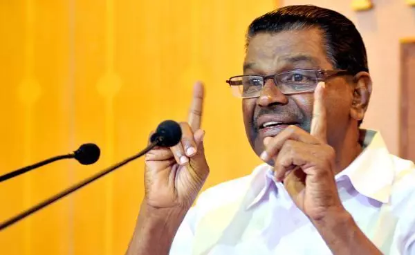 സോളാര്‍ റിപ്പോര്‍ട്ട്: തിരുവഞ്ചൂര്‍ രാധാകൃഷ്ണന്‍ ഹൈക്കോടതിയില്‍