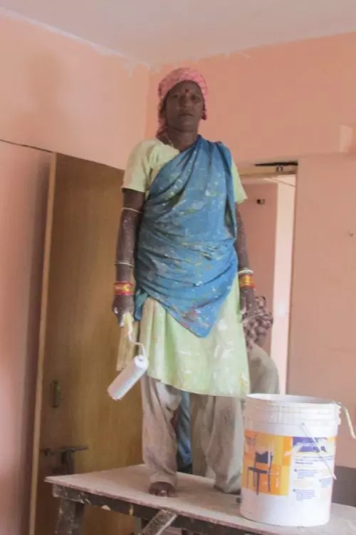 ഭുവനേശ്വറിന്റെ ചുവരുകളെ പെയിന്റടിക്കുന്ന രാധരണി, മാര്‍ബിള്‍ പതിക്കുന്ന സബിത