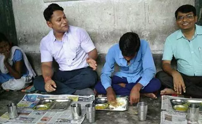 സര്ക്കാര് സ്കൂളില് നിന്നു പിരിച്ചുവിട്ട ദലിത് വിധവക്ക് ജില്ലാ മജിസ്ട്രേറ്റ് രക്ഷകനായി; പ്രിന്സിപ്പലിനെ പുറത്താക്കി സര്ക്കാര് സ്കൂളില് നിന്നു പിരിച്ചുവിട്ട ദലിത് വിധവക്ക് ജില്ലാ മജിസ്ട്രേറ്റ് രക്ഷകനായി; പ്രിന്സിപ്പലിനെ പുറത്താക്കി