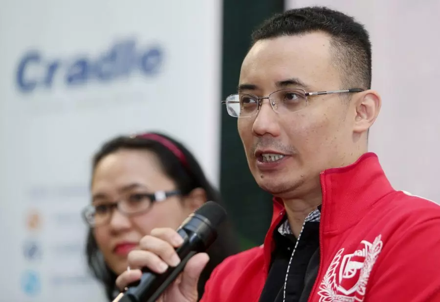 ചാര്ജ്ജിങിനിടെ ഫോണ് പൊട്ടിത്തെറിച്ച് ക്രാഡില് ഫണ്ട് സി.ഇ.ഒ കൊല്ലപ്പെട്ടു ചാര്ജ്ജിങിനിടെ ഫോണ് പൊട്ടിത്തെറിച്ച് ക്രാഡില് ഫണ്ട് സി.ഇ.ഒ കൊല്ലപ്പെട്ടു