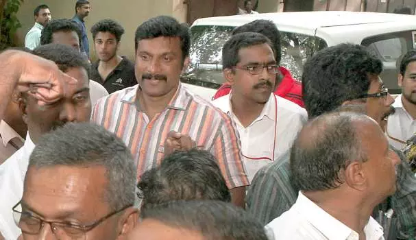 കടകംപള്ളി കേസില് സലീംരാജിനെ ഒഴിവാക്കിയ കുറ്റപത്രം കോടതി തിരിച്ചയച്ചു കടകംപള്ളി കേസില് സലീംരാജിനെ ഒഴിവാക്കിയ കുറ്റപത്രം കോടതി തിരിച്ചയച്ചു