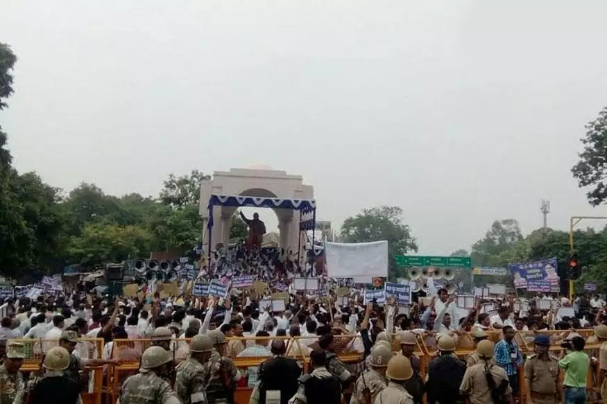 മായാവതിക്കെതിരെ വിവാദ പരാമര്ശം : പ്രതിഷേധവുമായി ബിഎസ്പി മായാവതിക്കെതിരെ വിവാദ പരാമര്ശം : പ്രതിഷേധവുമായി ബിഎസ്പി