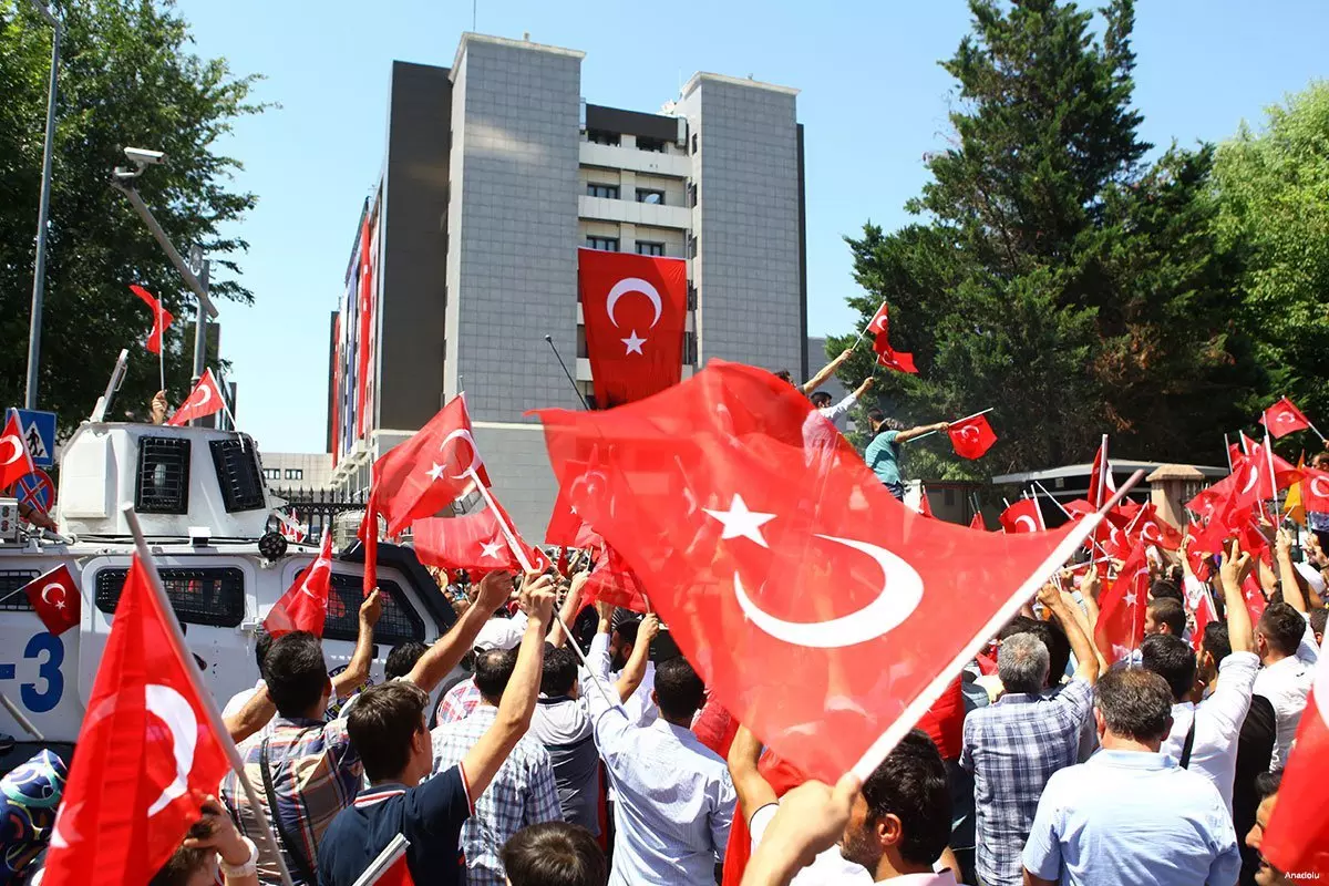 തുര്‍ക്കിയിലെ പട്ടാള ടാങ്കുകളെ ഒരു ഐഫോണ്‍ കീഴടക്കിയ കഥ