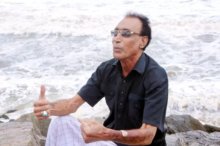 കടലിന്റെ ഇരമ്പം ഇശലുകളിലൊളിപ്പിച്ച് എരഞ്ഞോളി മൂസ വീട് വിട്ടിറങ്ങുന്നു