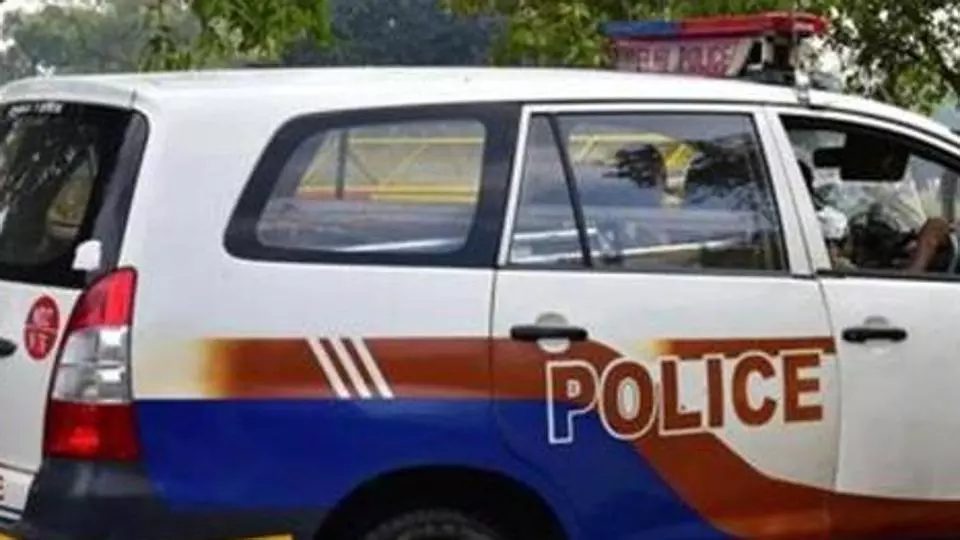 പൊലീസ് വാഹനം തട്ടിയെടുത്ത് പൊലീസ് ചമഞ്ഞെത്തിയ ഗുണ്ടകള്‍ പെണ്‍കുട്ടിയെ തട്ടിക്കൊണ്ടുപോയി