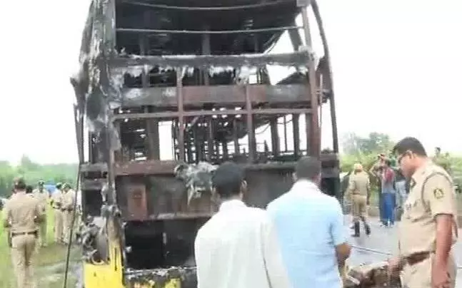 ബംഗളൂരുവില് ഓടിക്കൊണ്ടിരുന്ന ബസിന് തീപിടിച്ച് മൂന്നു പേര് മരിച്ചു ബംഗളൂരുവില് ഓടിക്കൊണ്ടിരുന്ന ബസിന് തീപിടിച്ച് മൂന്നു പേര് മരിച്ചു