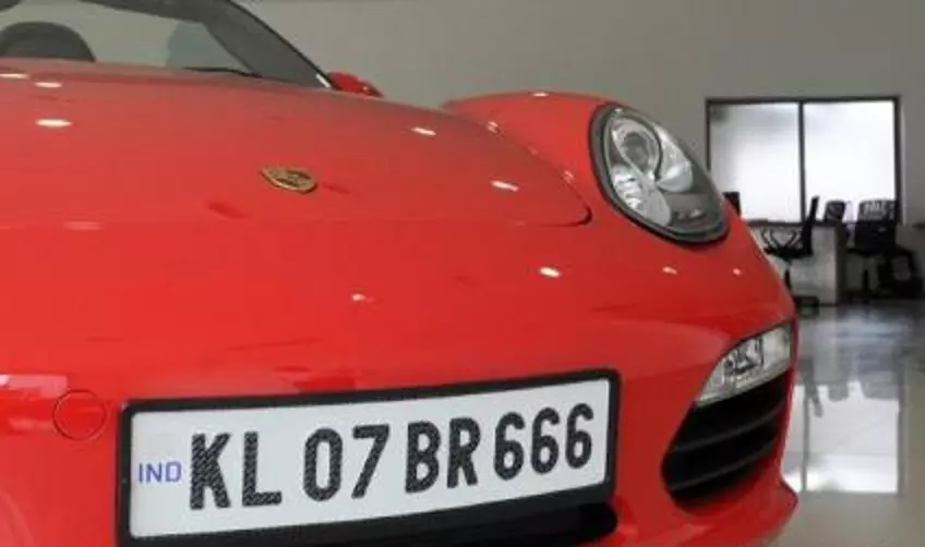 വാഹനങ്ങള്ക്ക് ഇനി ഹൈ സെക്യൂരിറ്റി നമ്പര് പ്ലേറ്റുകള് വാഹനങ്ങള്ക്ക് ഇനി ഹൈ സെക്യൂരിറ്റി നമ്പര് പ്ലേറ്റുകള്