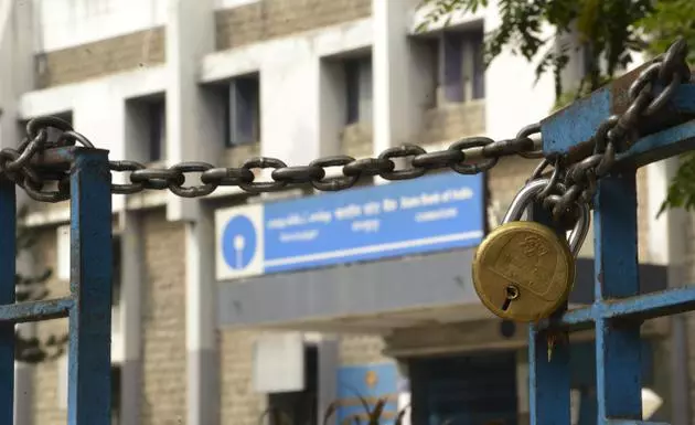 സ്വകാര്യ-പൊതുമേഖലാ ബാങ്ക് ജീവനക്കാര് ഇന്ന് പണിമുടക്കുന്നു സ്വകാര്യ-പൊതുമേഖലാ ബാങ്ക് ജീവനക്കാര് ഇന്ന് പണിമുടക്കുന്നു