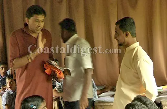 അറബി പഠനം; സ്കൂളില് ശ്രീരാമ സേനയുടെ ‘റെയ്ഡ്’ അറബി പഠനം; സ്കൂളില് ശ്രീരാമ സേനയുടെ ‘റെയ്ഡ്’