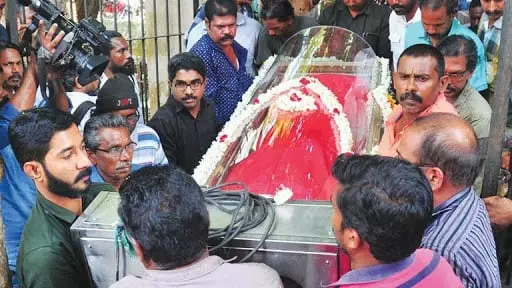 അശാന്തന്റെ മൃതദേഹത്തോട് വർഗീയവാദികൾ ക്രൂരത കാണിച്ചു, കുറ്റക്കാര്ക്കെതിരെ കേസെടുത്തെന്ന് മുഖ്യമന്ത്രി അശാന്തന്റെ മൃതദേഹത്തോട് വർഗീയവാദികൾ ക്രൂരത കാണിച്ചു, കുറ്റക്കാര്ക്കെതിരെ കേസെടുത്തെന്ന് മുഖ്യമന്ത്രി