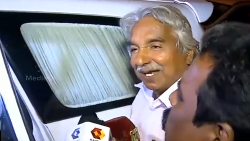 പന്ത്രണ്ട് വര്‍ഷത്തിന് ശേഷമുള്ള ഉമ്മന്‍ചാണ്ടിയുടെ ബസ് യാത്ര