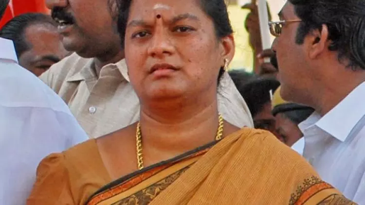 ഇനിയും അടിമയാകാനില്ലെന്ന് ശശികല