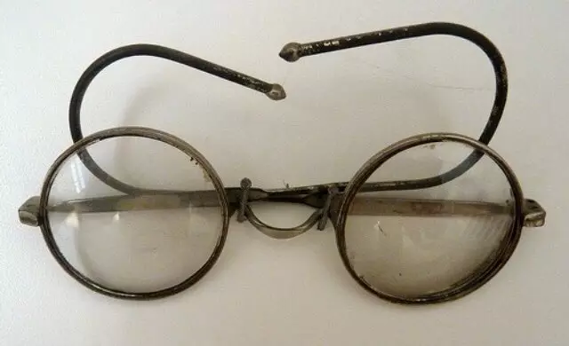 വിലകുറഞ്ഞ കണ്ണാടി, ധരിച്ച ആളുടെ മഹത്വം കാരണം കറൻസി നോട്ടിൽ വരെ കയറി: എന് എസ് മാധവന് വിലകുറഞ്ഞ കണ്ണാടി, ധരിച്ച ആളുടെ മഹത്വം കാരണം കറൻസി നോട്ടിൽ വരെ കയറി: എന് എസ് മാധവന്