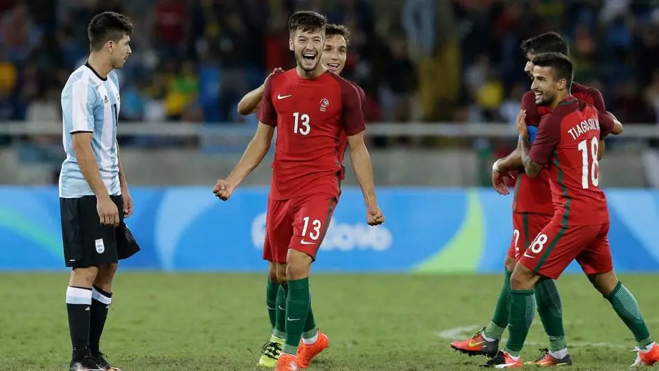 അര്‍ജന്റീനക്ക് തോല്‍വി,ബ്രസീലിന് സമനില