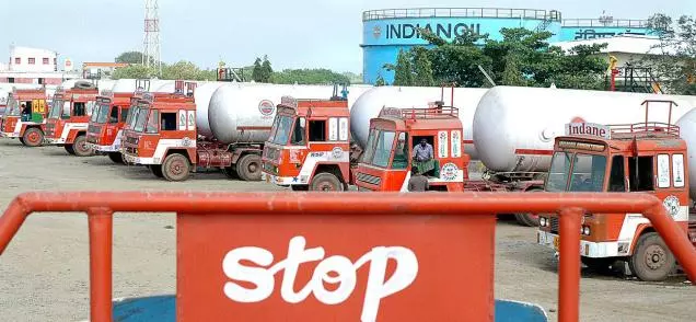 ഐഒസി ടാങ്കര് ലോറി സമരം പിന്വലിച്ചു ഐഒസി ടാങ്കര് ലോറി സമരം പിന്വലിച്ചു