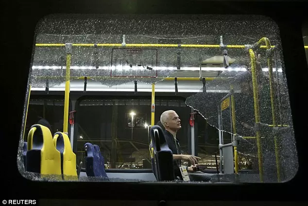 ഒളിമ്പിക് വേദിക്ക് സമീപം മാധ്യമപ്രവര്ത്തകര് സഞ്ചരിച്ചിരുന്ന ബസിന് നേരെ വെടിവെപ്പ് ഒളിമ്പിക് വേദിക്ക് സമീപം മാധ്യമപ്രവര്ത്തകര് സഞ്ചരിച്ചിരുന്ന ബസിന് നേരെ വെടിവെപ്പ്