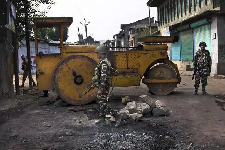 കര്‍ഫ്യൂ തുടരുന്ന കശ്മീരില്‍ ഇന്ന് വീണ്ടും ജനങ്ങള്‍ തെരുവിലിറങ്ങി